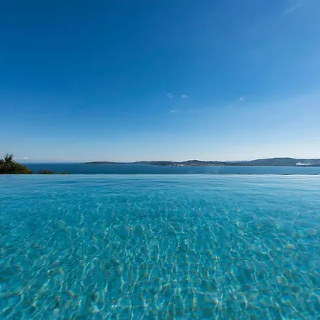 Taha'a Saint Tropez *